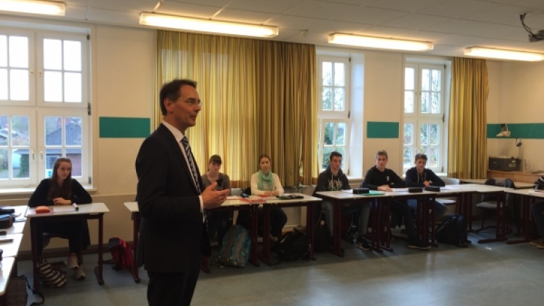 Ingbert Liebing, MdB diskutiert mit Schülern des Friedrich-Paulsen-Gymnasiums über die UN - Kinderrechtskonvention